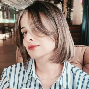 Mint SEO Danışmanlığı Hizmetlerinin Hakkımızda sayfasında yer alan bir fotoğraftır. Fotoğrafta SEO Danışmanı Derya Yüksel Akıncı yer alıyor.