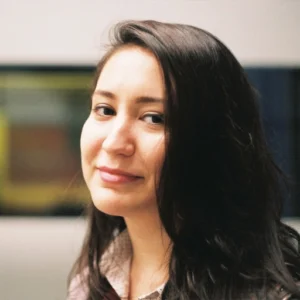 Mint SEO Danışmanlığı Hizmetlerinin Hakkımızda sayfasında yer alan bir fotoğraftır. Fotoğrafta SEO Uyumlu İçerik Yazarı Işık Önal Körpe yer alıyor.